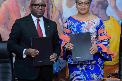 12 juin 2024, Kinshasa: Le Premier Ministre sortant Jean-Michel Sama Lukonde passe officiellement le flambeau à sa successeure, la Première Ministre Judith Suminwa Tuluka.