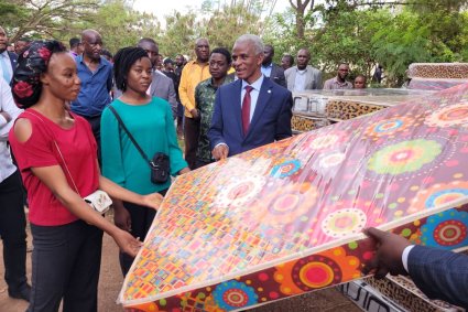 REMISE D’UN LOT IMPORTANT DES MATELAS AUX HOMES DES FILLES AUX CITÉS UNIVERSITAIRES CAMPUS UNILU